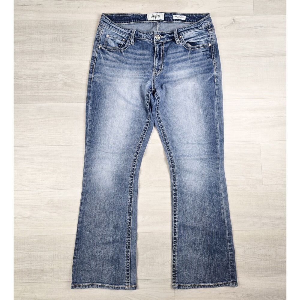 Daytrip Virgo Bootcut Jeans Womens 30S Short Rhinestone Medium Wash DBK4907